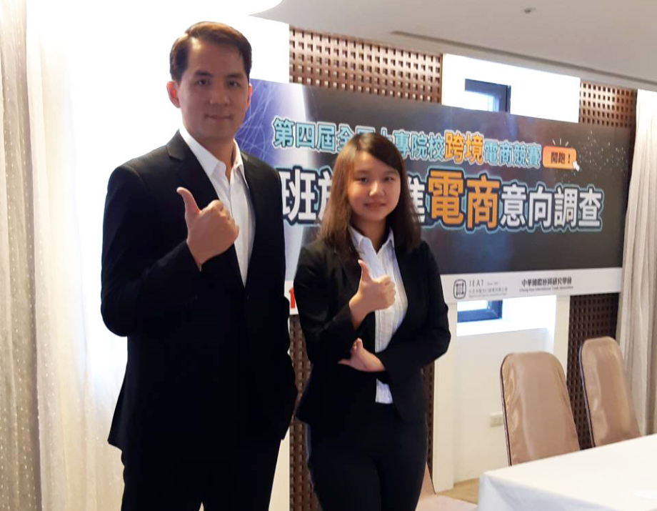 國企系學生呂詩筠(右)，參加電商競賽獲廠商青睞，提供工讀及暑期實習機會，行銷顧問蕭旻谷對她工作表現讚譽有佳。